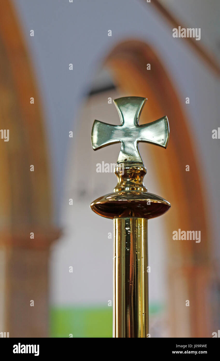 Une croix sur le personnel de la nef de l'église paroissiale de SS Pierre et Paul à Edgefield, Norfolk, Angleterre, Royaume-Uni. Banque D'Images