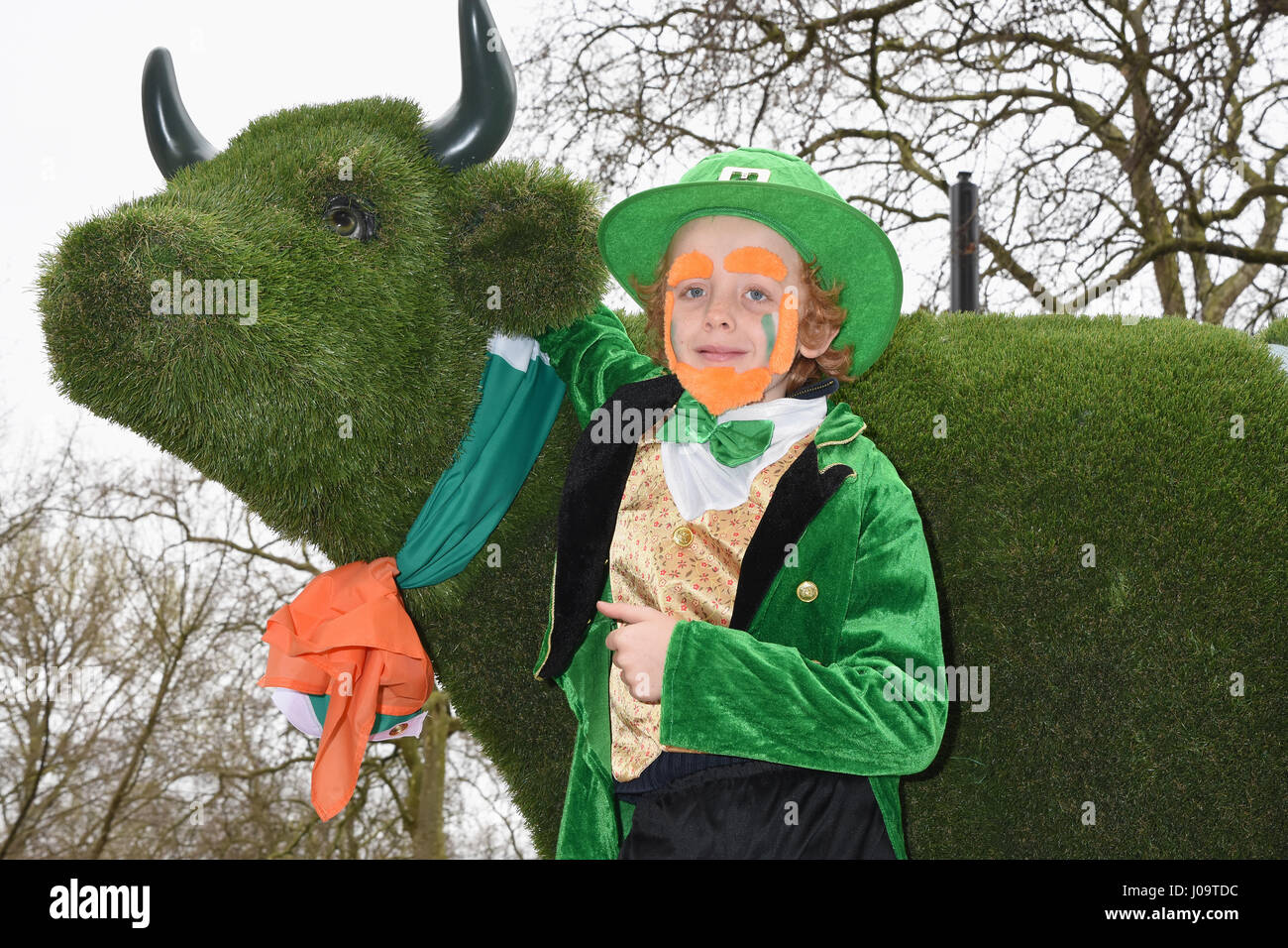 Garçon en robe de soirée,St Patrick's Day Parade,Green Park,London.UK Banque D'Images