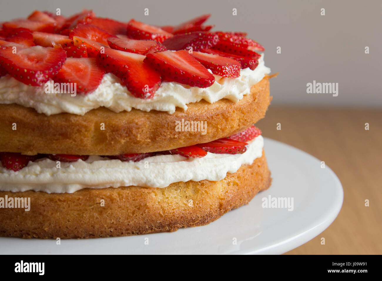Gateau Eponge Victoria De Creme Fouettee Et De Fraises Photo Stock Alamy