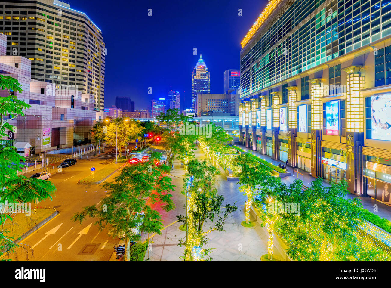 TAIPEI, TAIWAN - Le 16 février : c'est une vue de la nuit de centre-ville de Taipei à l'extérieur de la Taipei 101 et du World Trade Centre deux monuments célèbres dans t Banque D'Images