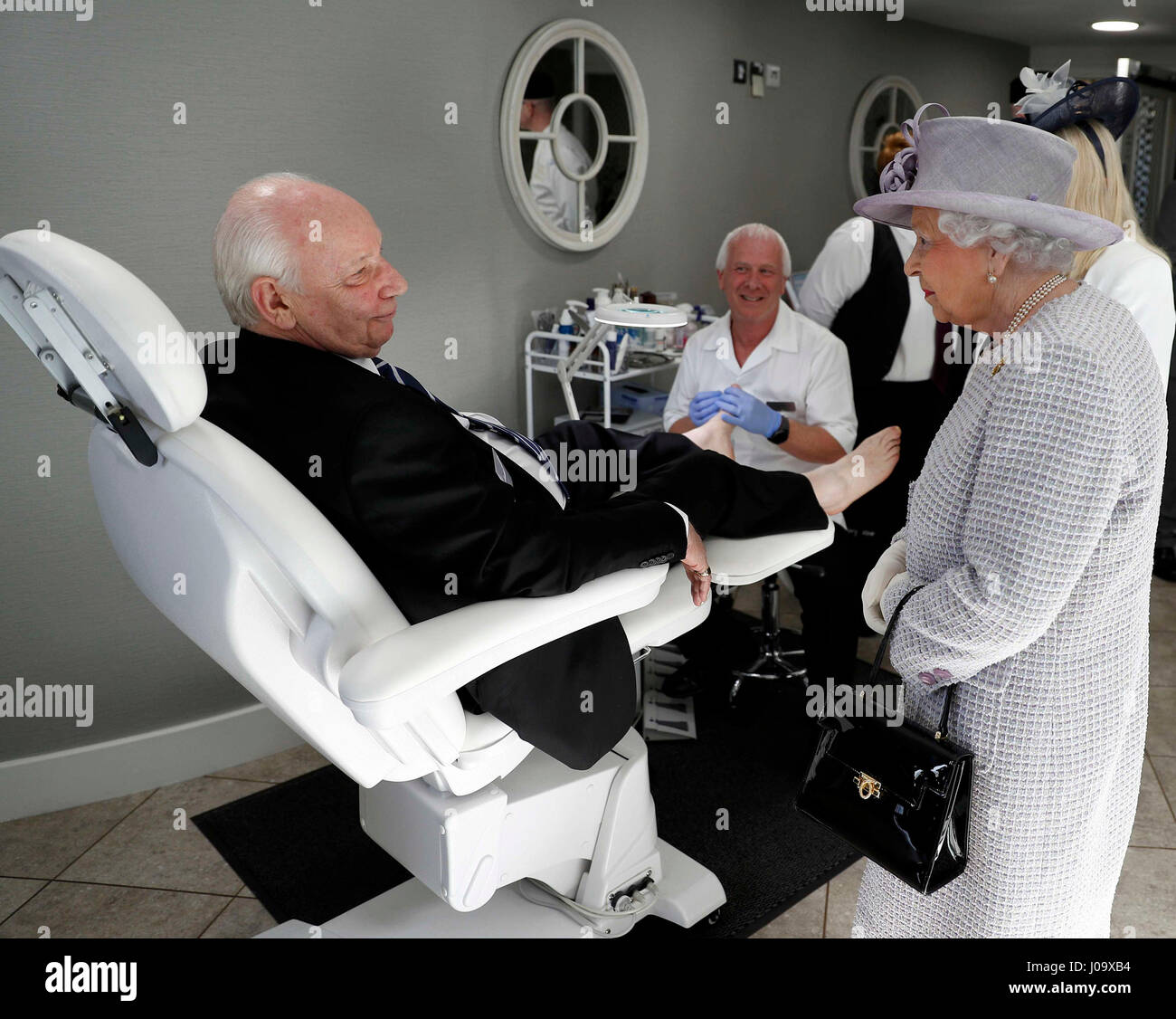 La reine Elizabeth II parle à un résident au cours d'une visite des installations au Prieuré vue, un régime de vie autonome pour les personnes plus âgées, à Dunstable dans le cadre d'une visite à Bedfordshire. Banque D'Images