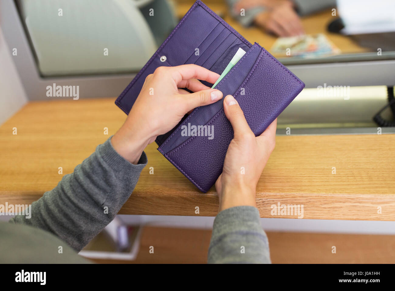 Les mains avec de l'argent à la banque ou de l'échangeur de monnaie Banque D'Images