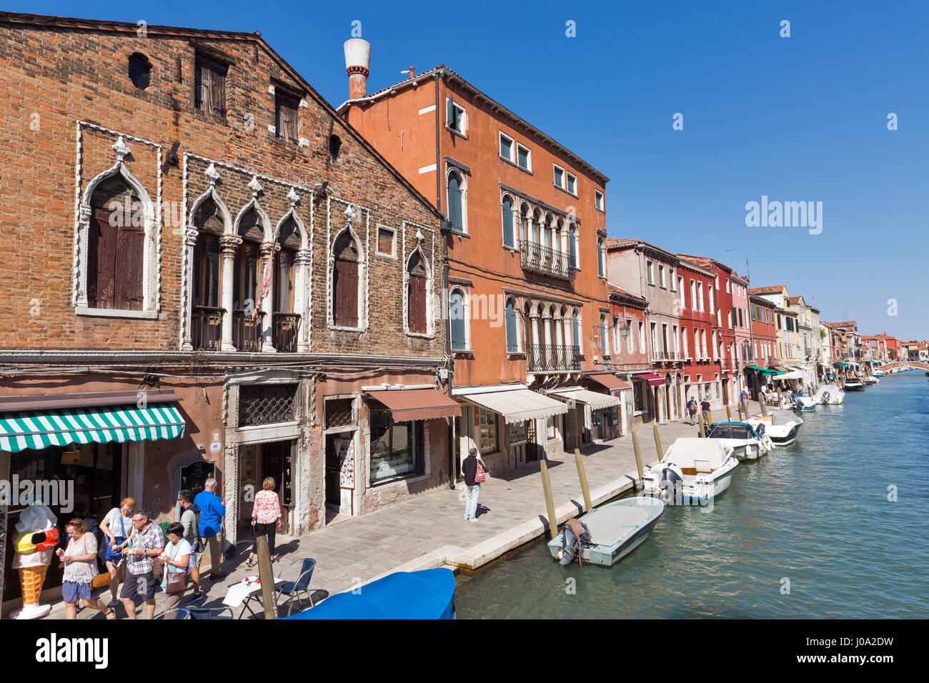 MURANO, ITALIE - Le 22 septembre 2016 : les personnes non reconnu à pied le long du Rio dei Vetrai. Le canal est entouré de magasins touristiques Vente de la célèbre Muran Banque D'Images
