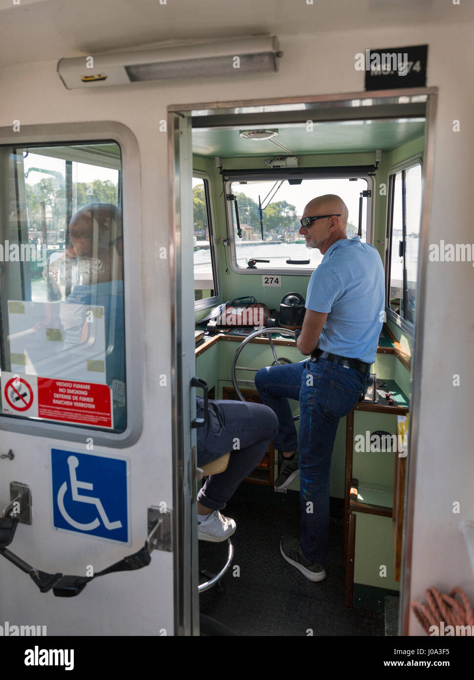 Venise, Italie - 23 septembre 2016 : bateau-bus vaporetto ou gère l'équipage de navires de passagers dans la lagune de Venise. Venise est situé en face des îles 117 t Banque D'Images