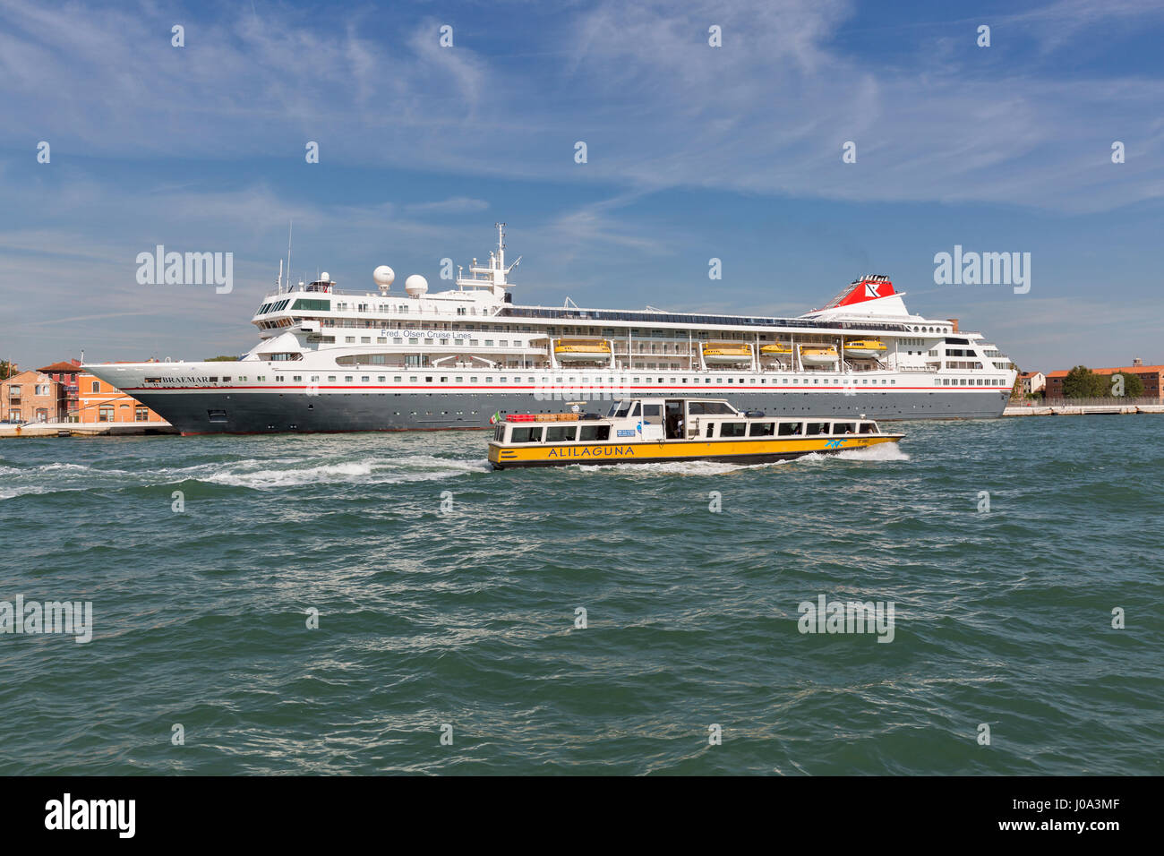 Venise, Italie - 23 septembre 2016 : MS Braemar navire de croisière de luxe et de l'eau ou de vaporetto de bus dans la lagune de Venise. Venise est situé en face des îles 117 s Banque D'Images