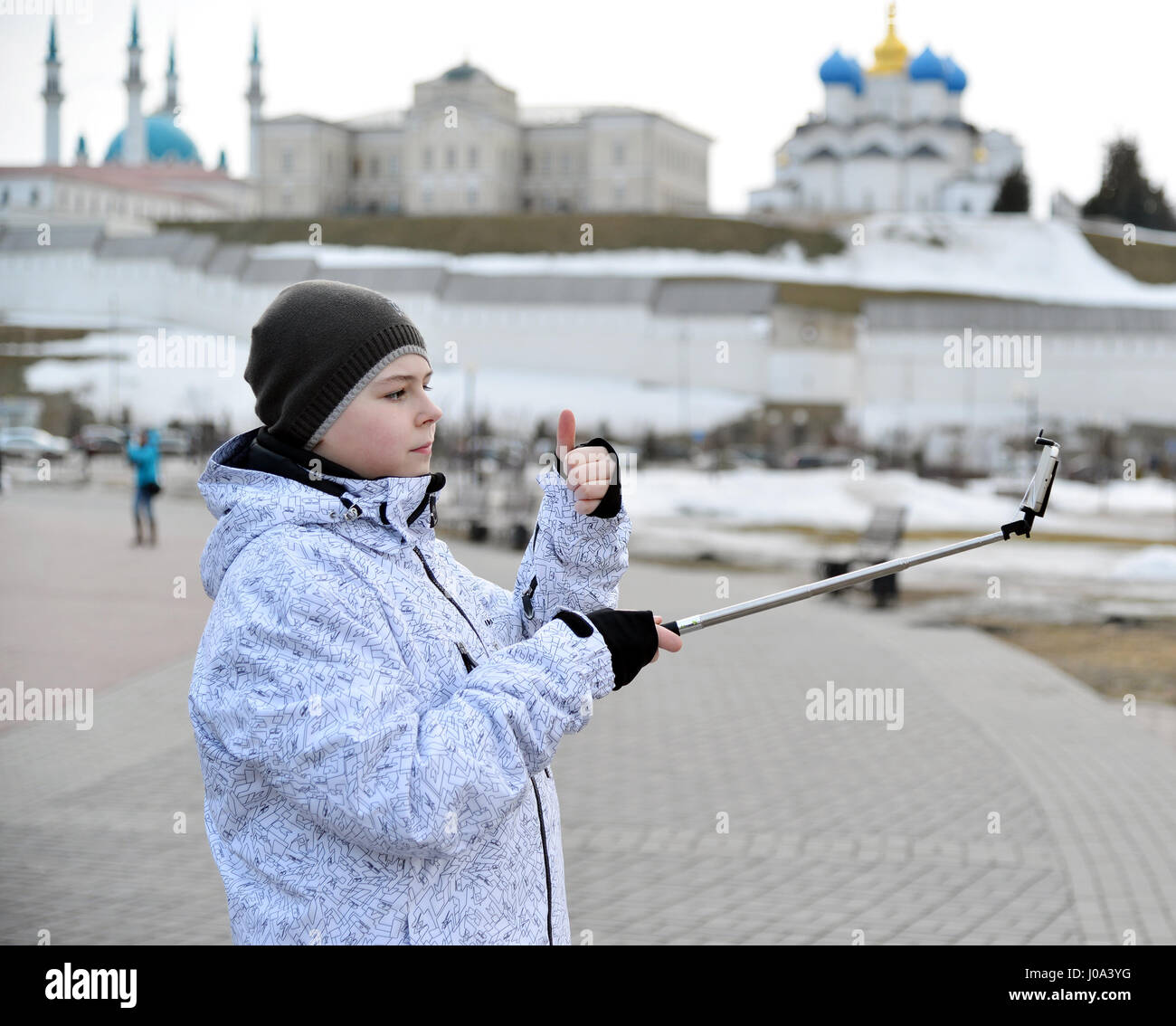 Garçon ne sur selfies téléphone avec l'auto-fer contre la toile de fond de Kremlin de Kazan, Russie Banque D'Images