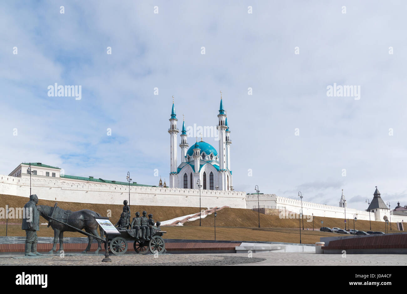 Kazan, Russie - Mars 28,2017. Monument à bienfaiteur contre fond de Kazan Kremlin. La Russie, de la République du Tatarstan Banque D'Images
