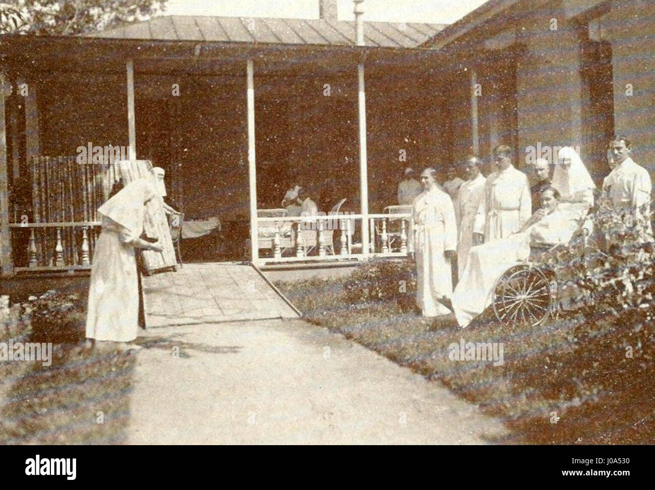 Cette œuvre d'art, 'Возродителя-Скульптора-Душевный Автопортрет Творца', représente une réflexion personnelle d'un artiste pendant la période de la Renaissance. Il symbolise la renaissance spirituelle et artistique d’un créateur au milieu de la providence historique de l’époque, représentée sur fond de chapelle ou de crypte. La scène reflète l’accent mis par l’époque sur l’expression de soi et le renouveau artistique. Banque D'Images