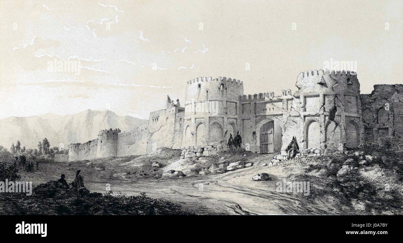 « Zengan, enceinte murée » d'Eugène Flandin, capture une scène architecturale au moyen-Orient. Le travail se concentre sur la structure de l’enceinte de Zengan, reflétant l’exploration détaillée de l’architecture orientale par la Flandine. Banque D'Images