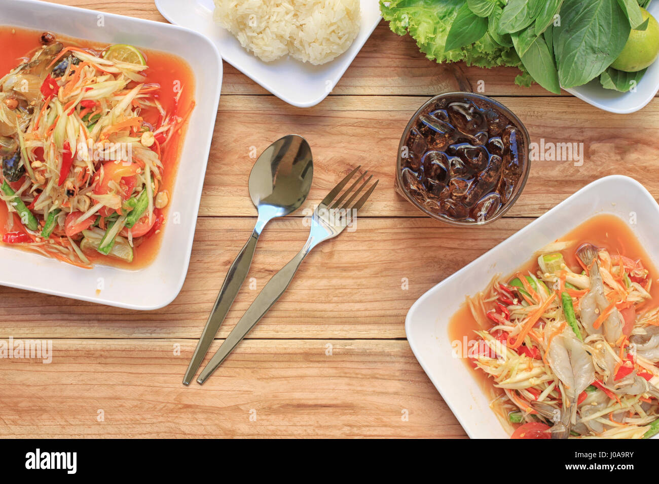 Vue de dessus de la salade de papaye somtum en Thai Food style pour régime alimentaire conception arrière-plan. Banque D'Images