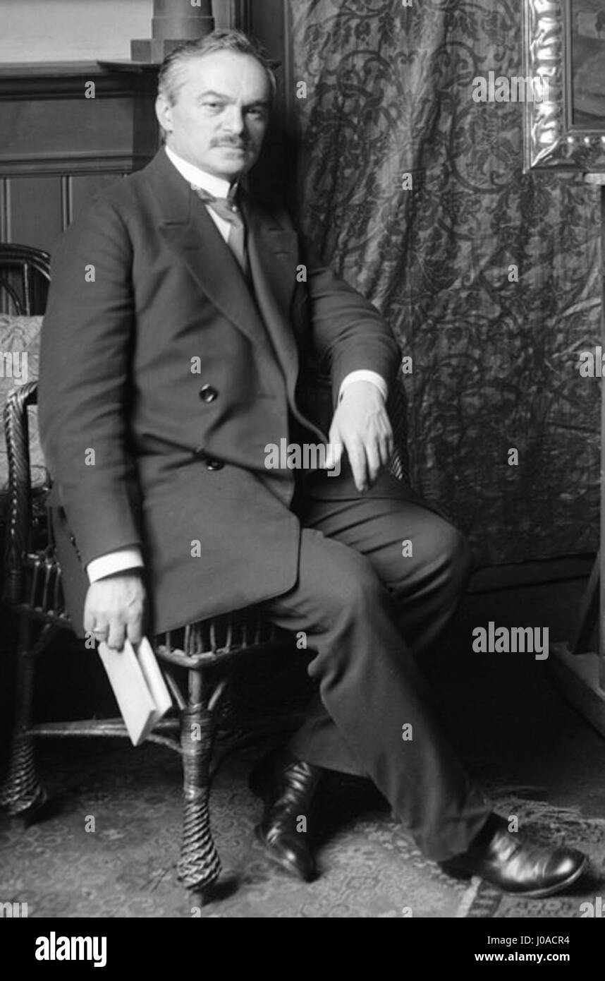 Porträt Simon Glücklich de Carl Teufel est un portrait du XIXe siècle de Simon Glücklich, une figure notable. Le portrait capture l’expression digne du sujet, soulignant l’habileté de l’artiste à créer des portraits réalistes et émotionnellement engageants. Banque D'Images