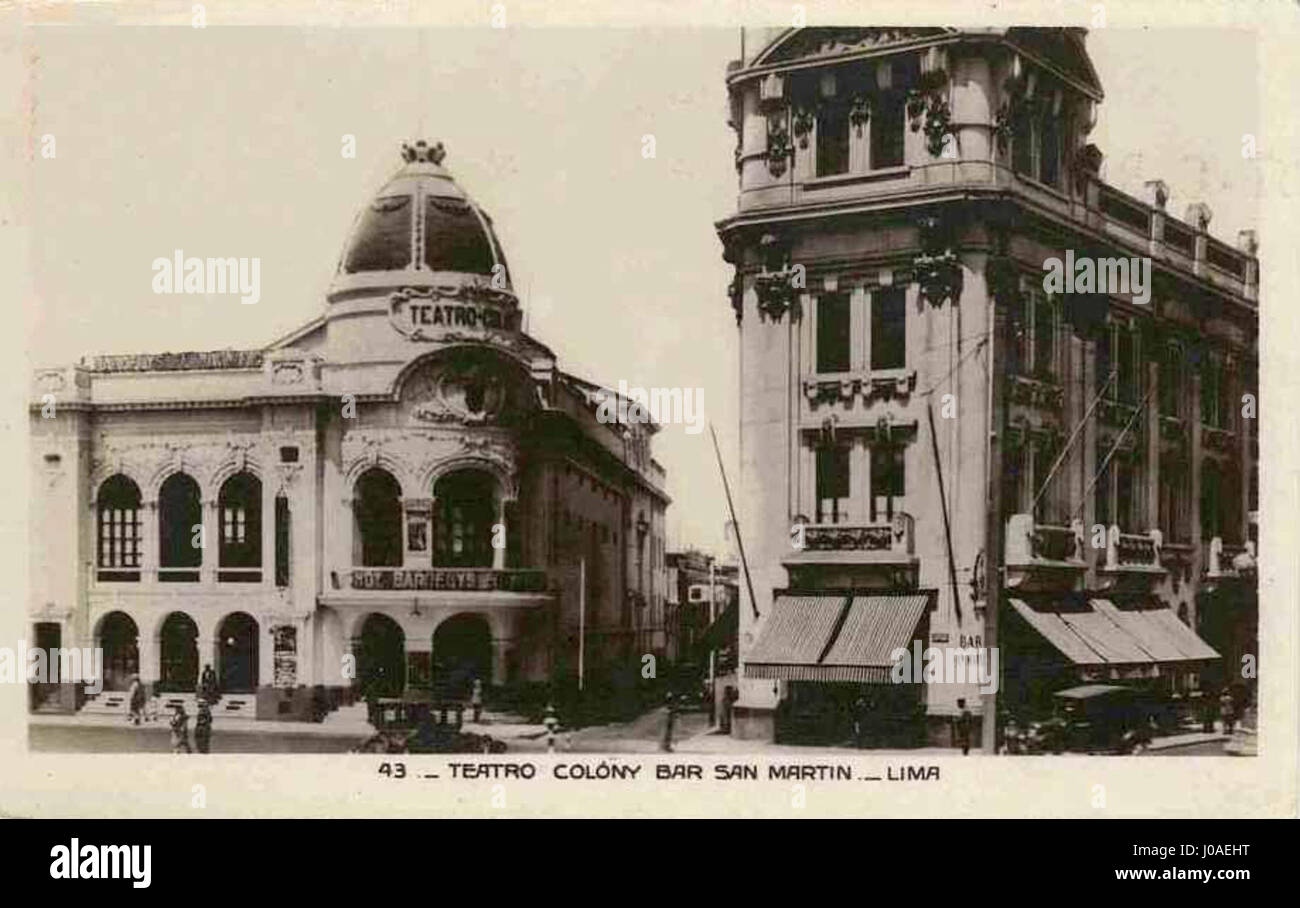 Le Teatro Colón de Lima, avec sa grande architecture, est un symbole du patrimoine culturel, mêlant influences coloniales et modernité dans son design, aux côtés du Bar San Martín. Banque D'Images