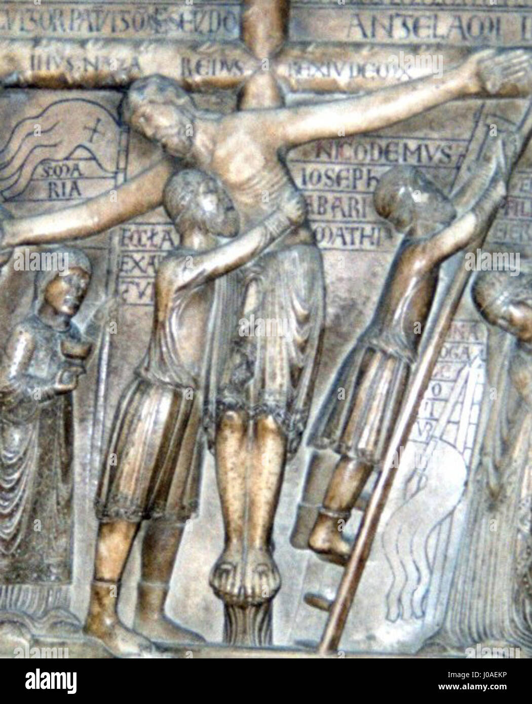 Ce fragment de la 'Zdjęcie z Krzyża' (déposition de la croix) de Benedetto Antelami, datant de 1178, fait partie d'une œuvre sculpturale plus vaste de la cathédrale de Parme. Le relief détaillé met en valeur l'habileté d'Antelami à dépeindre des thèmes émotionnels et religieux à travers des formes sculpturales, reflétant l'art roman de l'époque. Banque D'Images