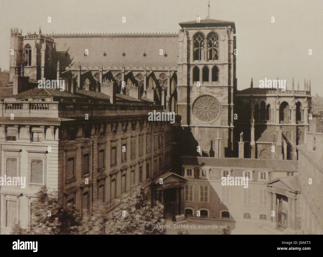 La cathédrale sud, représentée à la fin du XIXe siècle, est un exemple remarquable de l'architecture néo-gothique. La peinture présente des détails architecturaux complexes et la grandeur de la façade sud de la cathédrale. Banque D'Images
