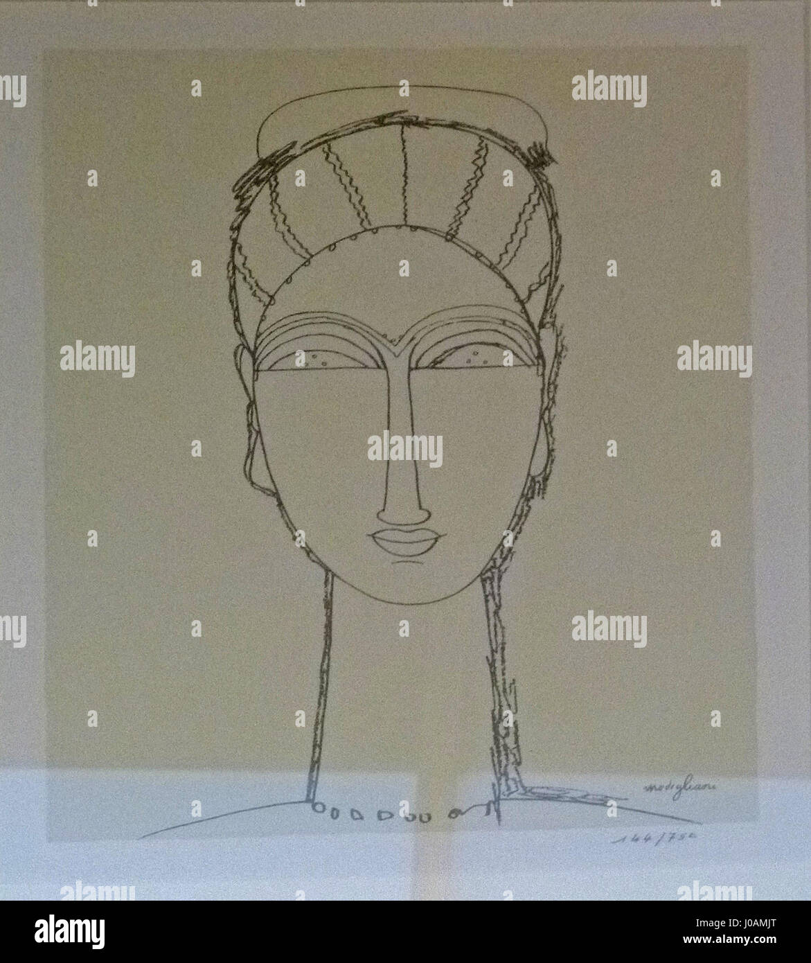 Une sculpture de portrait d'Amedeo Modigliani intitulée 'Tête'. Cette œuvre met en valeur le style signature de l’artiste, caractérisé par des traits faciaux allongés et une forme lisse et abstraite, typique de ses sculptures du début du XXe siècle. Banque D'Images