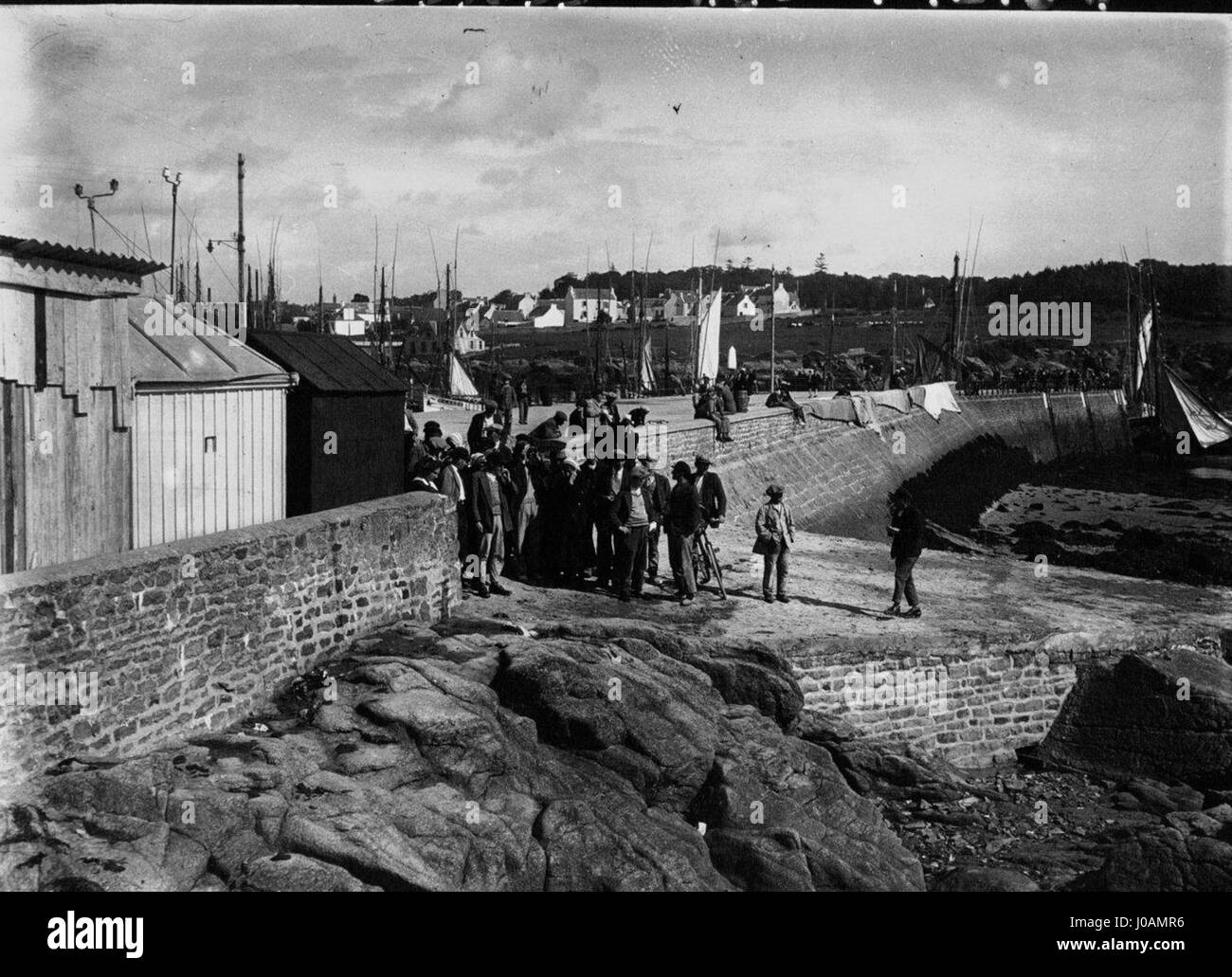 Une représentation du port de Concarneau à marée basse, mettant en valeur le paysage marin et l’activité portuaire de la ville côtière française. Banque D'Images