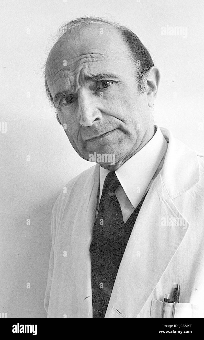 Georges Mathé était un éminent médecin français connu pour son travail de pionnier dans la chirurgie des greffes. Ses contributions à la science médicale ont eu un impact durable sur les pratiques de transplantation d'organes. Banque D'Images