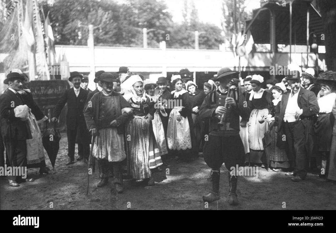 'La Fête des filets bleus' à Concarneau célèbre le patrimoine de la pêche de la ville avec un festival coloré. L’événement, qui a lieu annuellement, honore la culture maritime de Concarneau, avec de la musique traditionnelle, des costumes et des festivités centrées sur la pêche. Banque D'Images