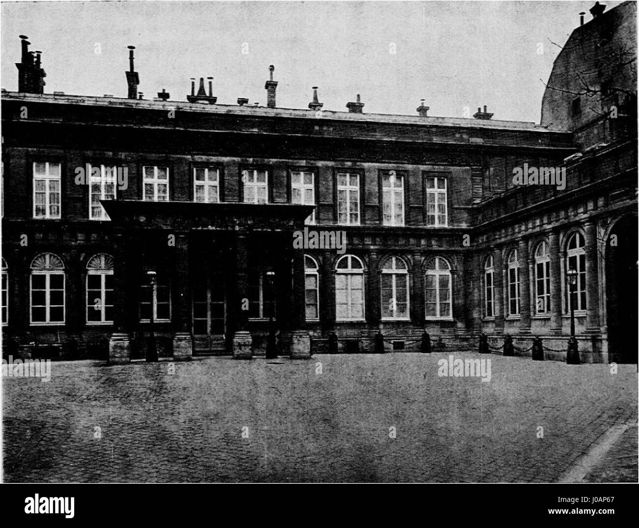 L'Hôtel de Monaco dans sa façade de l'aile est est une caractéristique architecturale remarquable, mettant en valeur l'élégance et le design de l'architecture néoclassique française avec sa disposition symétrique et son ornementation raffinée. Banque D'Images
