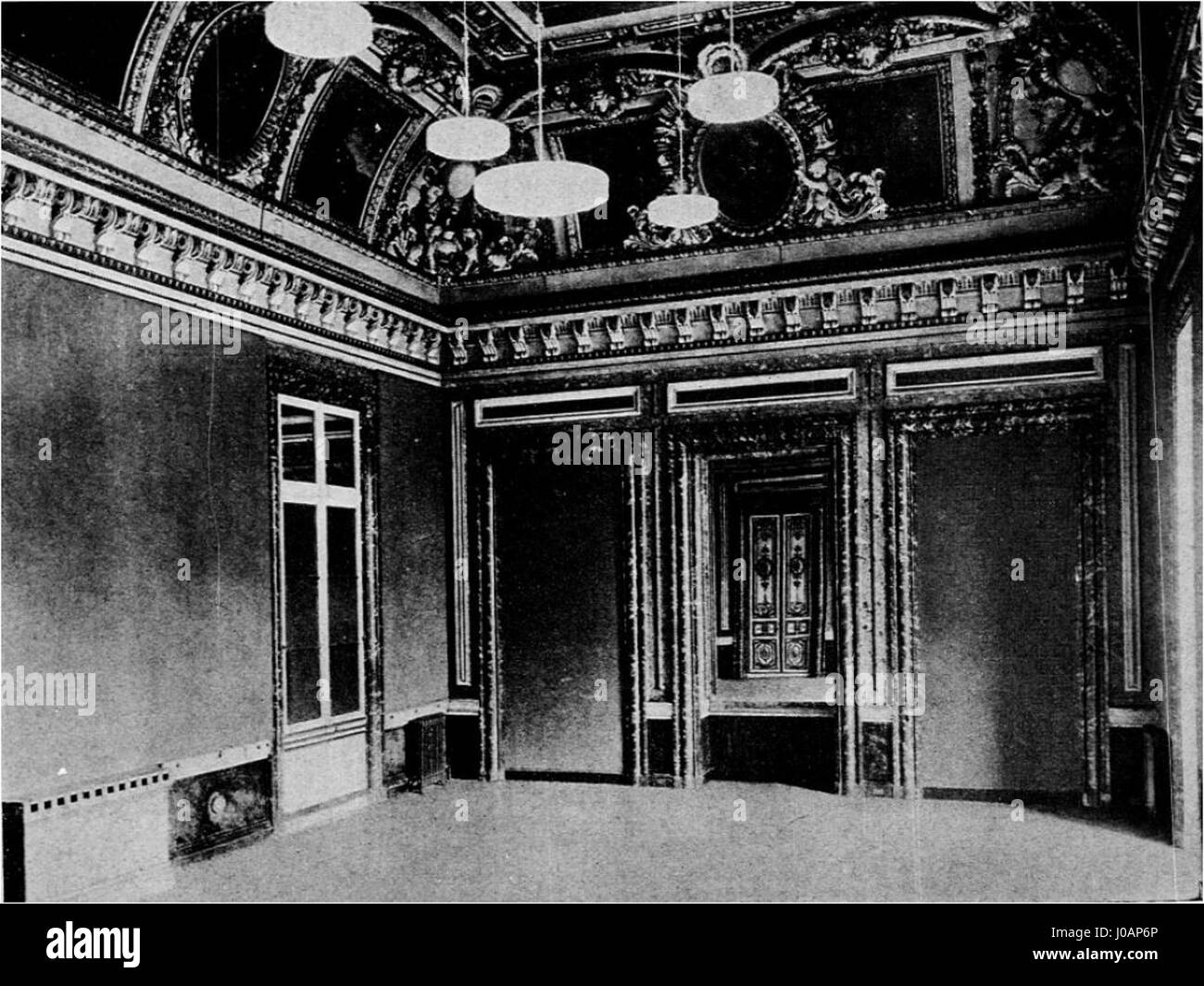 La salle à manger de l'Hôtel de Monaco, située à Monte Carlo, présente un design intérieur luxueux du XIXe siècle. Sa décoration ornée reflète l’opulence associée à l’aristocratie de l’époque, incarnant la grandeur de l’hospitalité et de la haute société monégasques. Banque D'Images