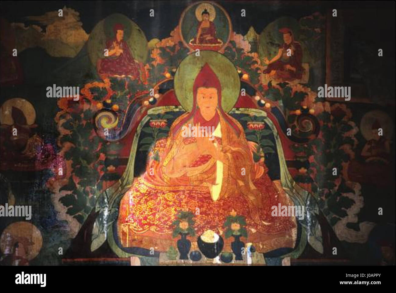 La murale Bodong Chogle Namgyal au monastère Nyemo Chekar est une œuvre d'art bouddhiste tibétaine complexe qui représente des thèmes spirituels et des figures de la culture tibétaine. La murale reflète la signification religieuse et le patrimoine artistique du monastère. Banque D'Images