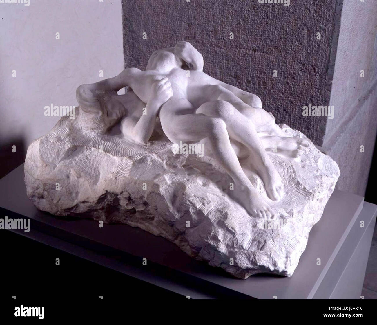 La sculpture d'Auguste Rodin 'Paolo et Francesca ou couple damnés' (Paolo et Francesca ou couple damnés) capture le moment tragique des amoureux Paolo et Francesca de la 'Divine Comédie' de Dante. La pièce dépeint leur tourment éternel avec une intensité émotionnelle. Banque D'Images