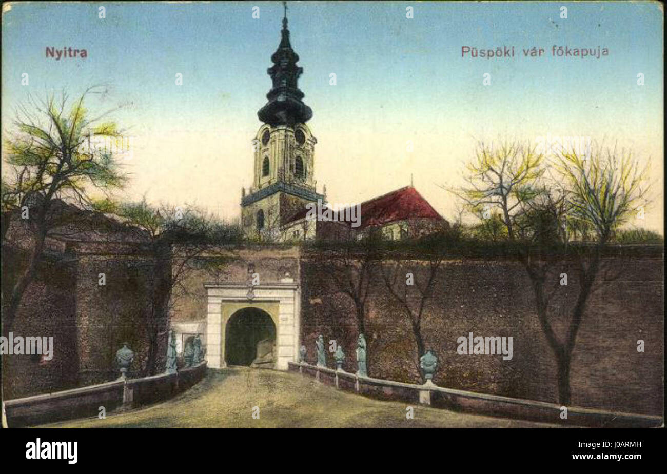 'Nyitra, 1915, v rkapu' est une peinture historique représentant la ville de Nyitra en 1915, mettant en valeur l'architecture et la vie quotidienne de la région au début du XXe siècle. Banque D'Images