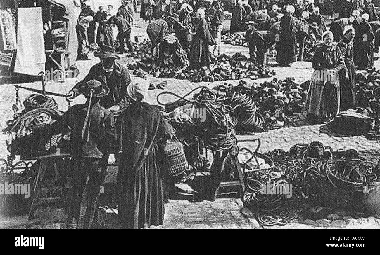 Le traditionnel marché aux sabots de Lesneven a lieu tous les lundis, avec environ 90 stands en hiver et jusqu'à 120 en été. Les vendeurs proposent des produits locaux, des fruits de mer, des vêtements et de l'artisanat. Un marché dédié aux petits animaux opère sur la place du Pont de 9h à 13h. Banque D'Images