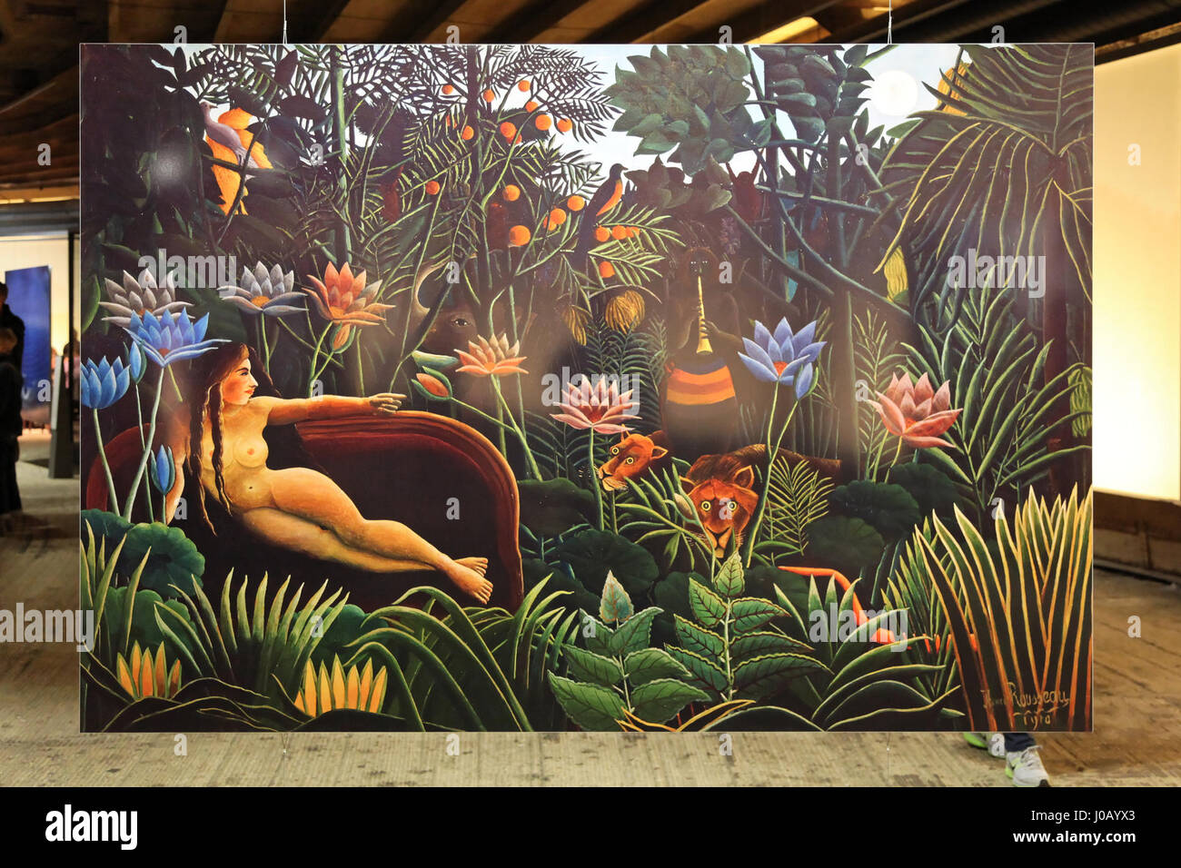 Cette œuvre, 'le rêve' de Rousseau, exposée dans le gazomètre d'Oberhausen, explore les thèmes de la fantaisie et du monde du rêve. Le travail de Rousseau est connu pour son surréalisme et ses couleurs vives, capturant un paysage onirique d'un autre monde. Banque D'Images