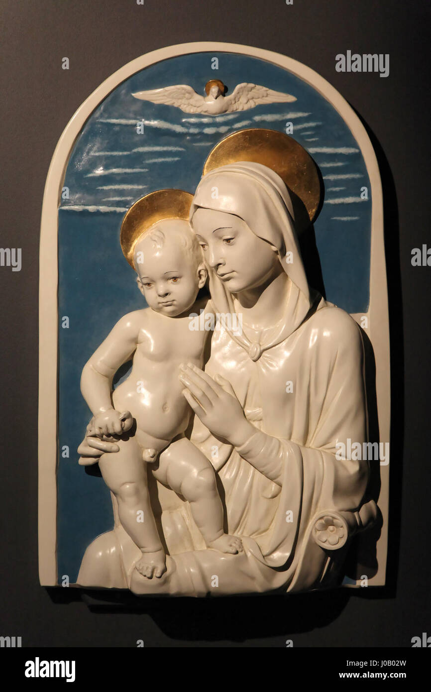 L'exposition Gasometer 'Der schöne Schein' présente 'Madonna with Child' d'Andrea della Robbia. Cette sculpture classique illustre l'art de la Renaissance, mettant en valeur la technique de terre cuite glacée de della Robbia. L’œuvre met l’accent sur l’expression sereine et la relation divine mère-enfant. Banque D'Images