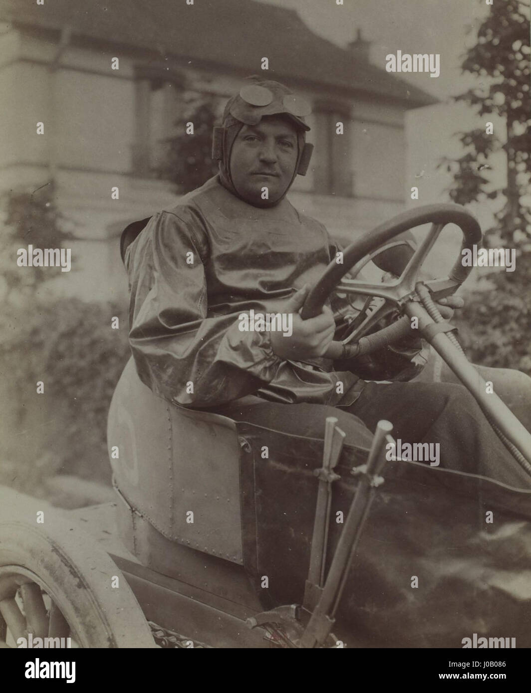 Léon Théry revient victorieux de la cinquième Coupe Gordon Bennett le 17 juin 1904. Cet événement historique marque une étape importante dans les débuts de la course aéronautique, mettant en valeur les compétences de Théry et l'esprit de compétition de l'époque. Banque D'Images