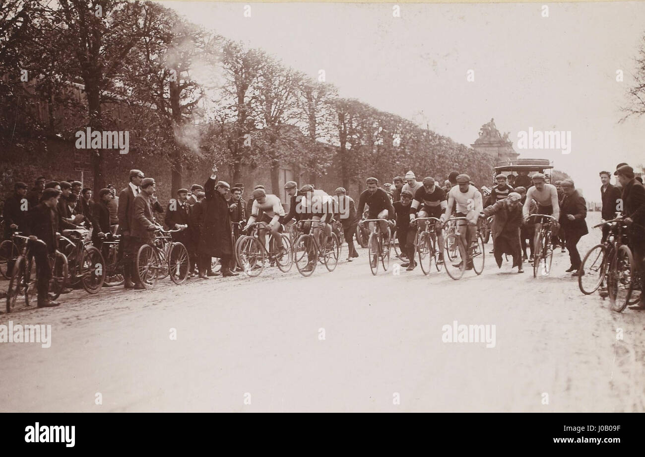 Cette image historique capture le départ du premier championnat de France de cyclisme sur route le 9 mai 1907. L'événement marque un moment important dans l'histoire du cyclisme français, mettant en vedette les premières compétitions sur route en France. Banque D'Images