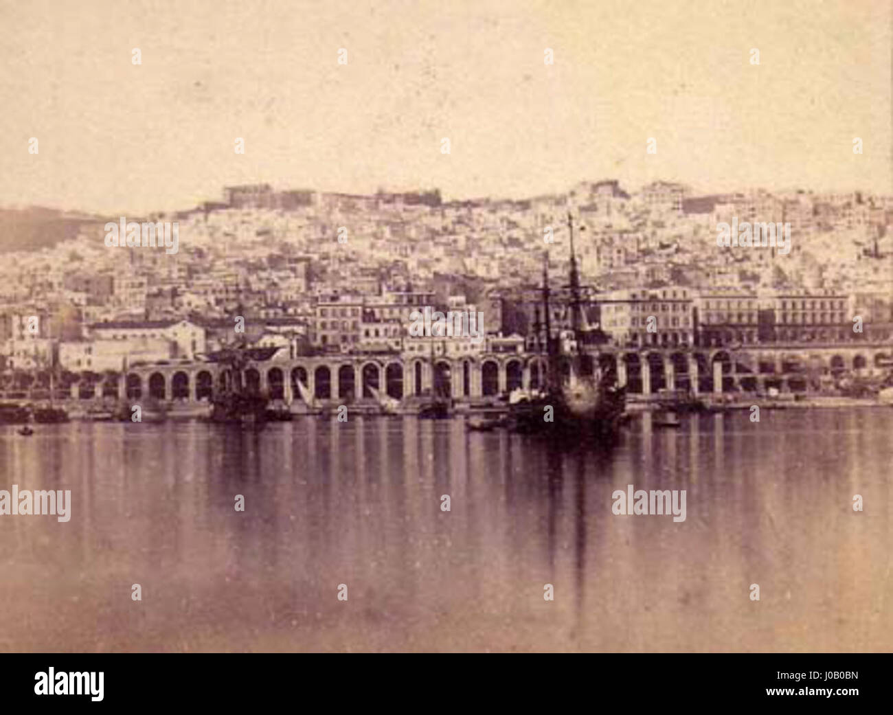 'Construction du boulevard de l'impératrice' (1863) représente la construction en cours d'un grand boulevard à Alger, en Algérie. Ce tableau met en évidence la modernisation de la ville sous la domination coloniale française, montrant le développement urbain significatif de l'époque. Banque D'Images