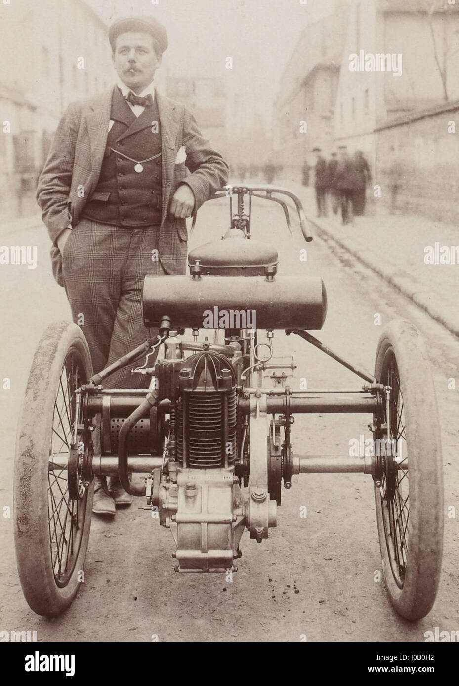 Georges Osmont à côté du tricycle Griffon utilisé en avril 1902 pour battre le record du kilomètre lancé Banque D'Images