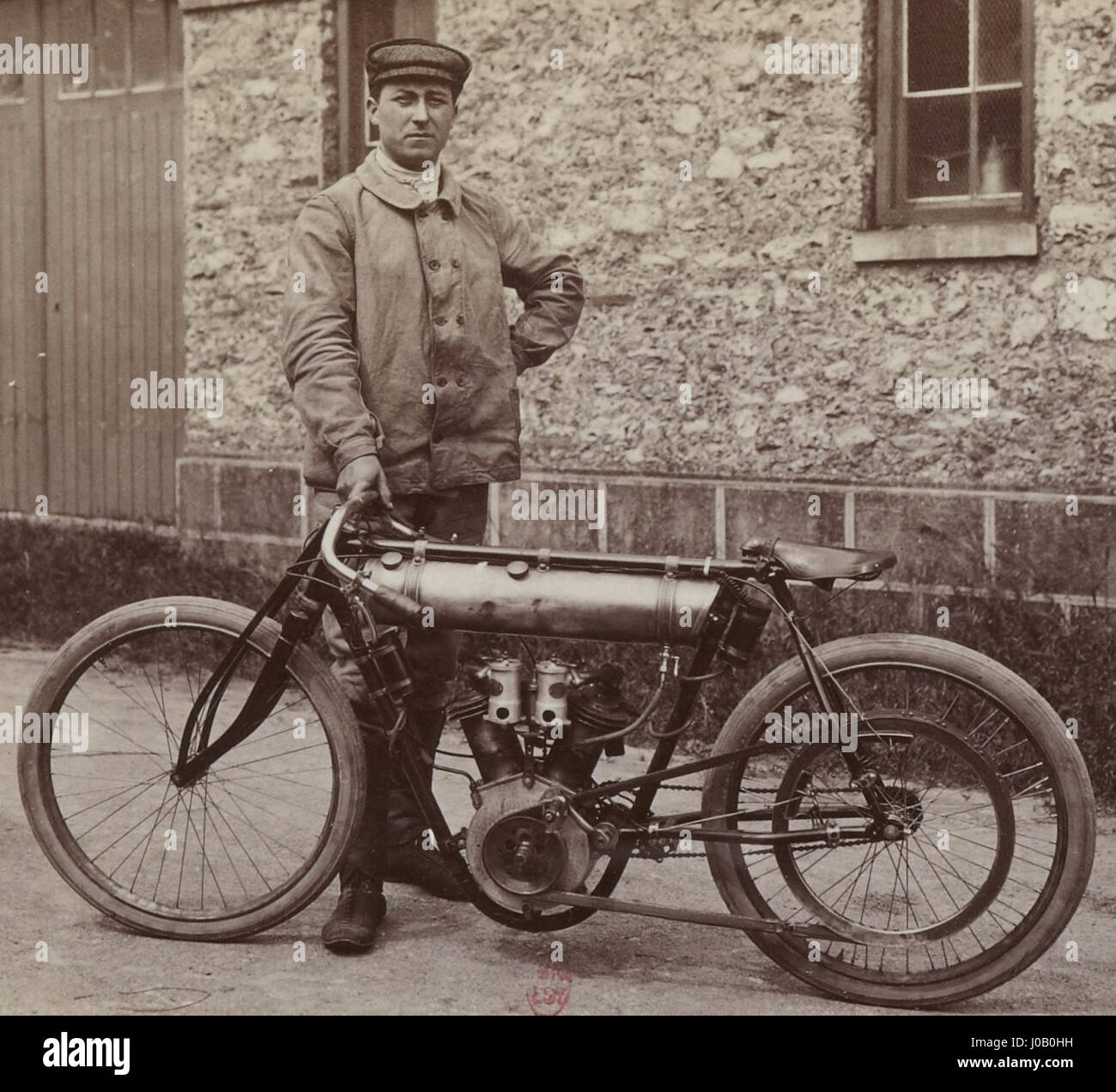 René Champoiseau sur une moto Peugeot V2 1,5L, lors des épreuves éliminatoires françaises de la Coupe Internationale du Moto-Club de France, le 10 juin 1905, où il a fini troisième, par Jules Beau. Banque D'Images