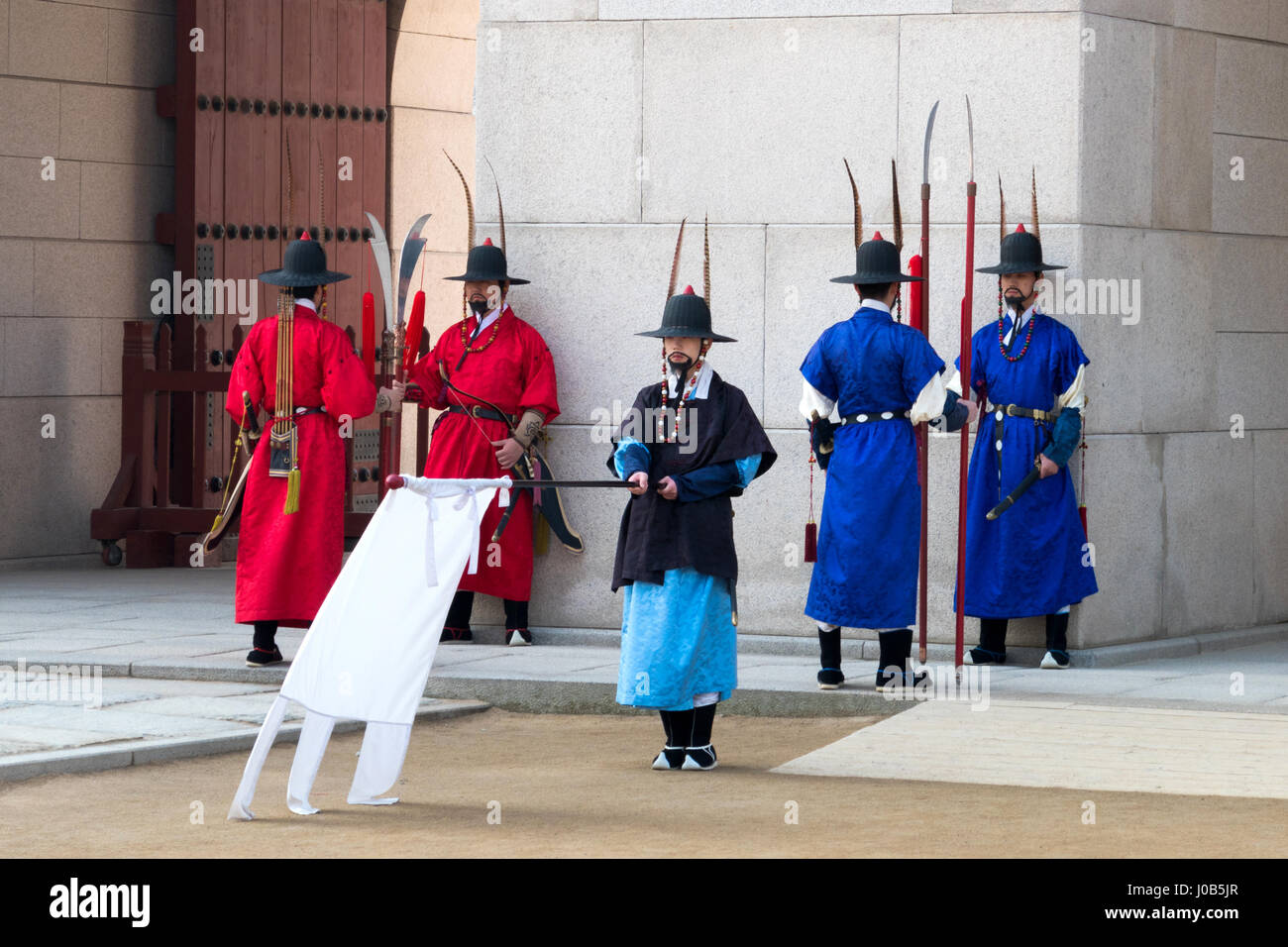 Garde royale en vêtements traditionnels, au cours de l'ouverture et la fermeture des portes du Palais Royal et de l'évolution de la Garde royale cérémonie. Banque D'Images