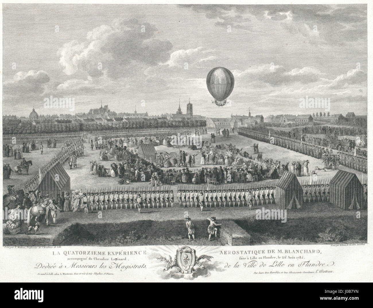 Cette lithographie représente la 14e expérience de vol en ballon de M. Blanchard, accompagné du chevalier Lepinard, menée à Lille, France, le 26 août 1785. Il capture un moment important dans les débuts de l'histoire de l'aviation pendant l'engouement des montgolfières du XVIIIe siècle. Banque D'Images