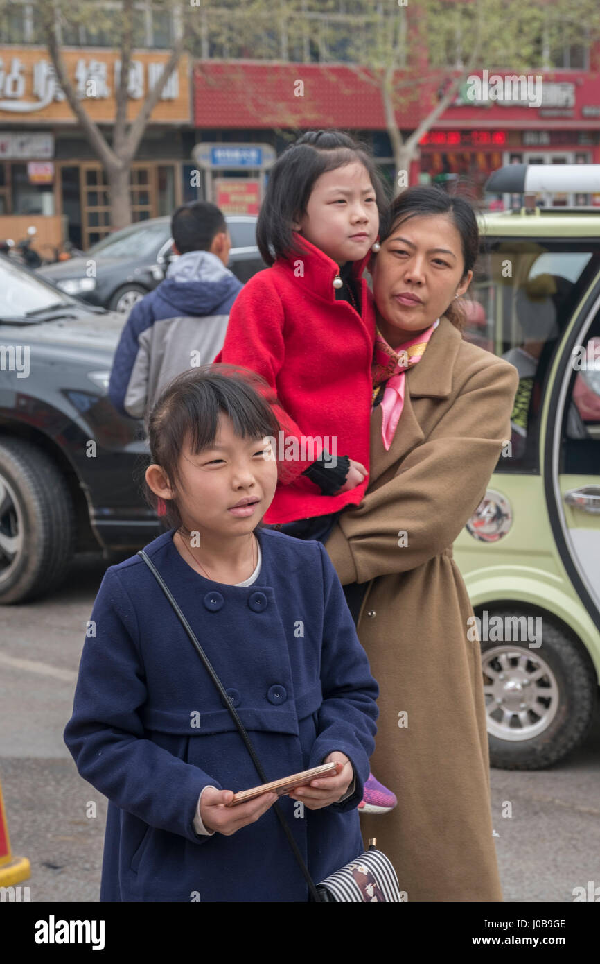 Une mère et ses deux filles à Xiong County, Hebei, Chine. 09-Apr-2017 Banque D'Images