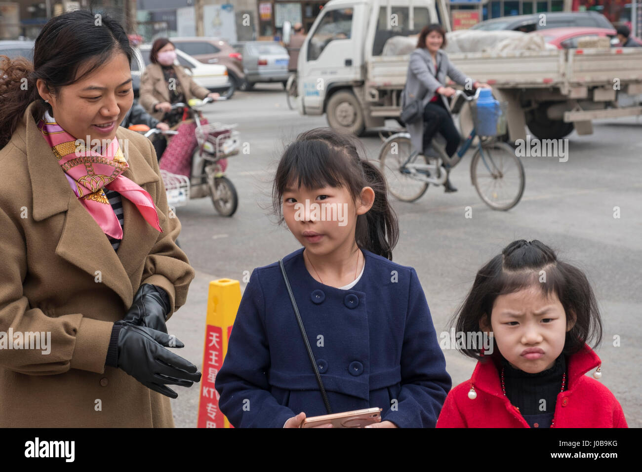 Une mère et ses deux filles à Xiong County, Hebei, Chine. 09-Apr-2017 Banque D'Images