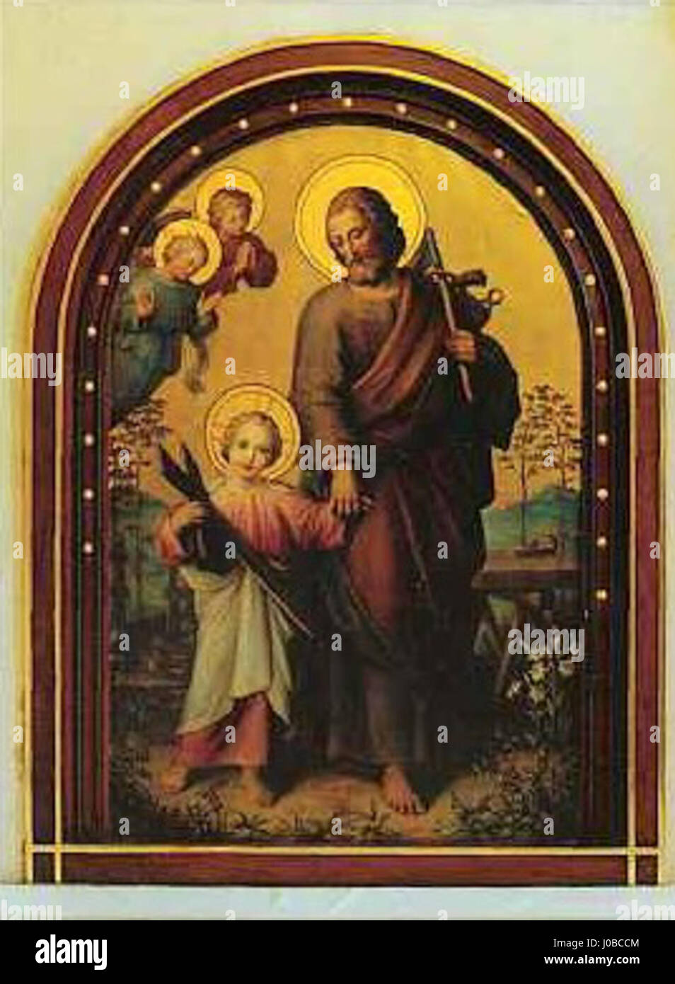 Le 'Oltář sv. De Josef Kastner. Josefa-Delnìka s Ježíšem-Jinochem' (autel de Saint Joseph avec Jésus et Jean-Baptiste) est un retable religieux logé dans le Dekanský Kostel à Mariánské Lázně, présentant une iconographie détaillée de figures chrétiennes. Banque D'Images