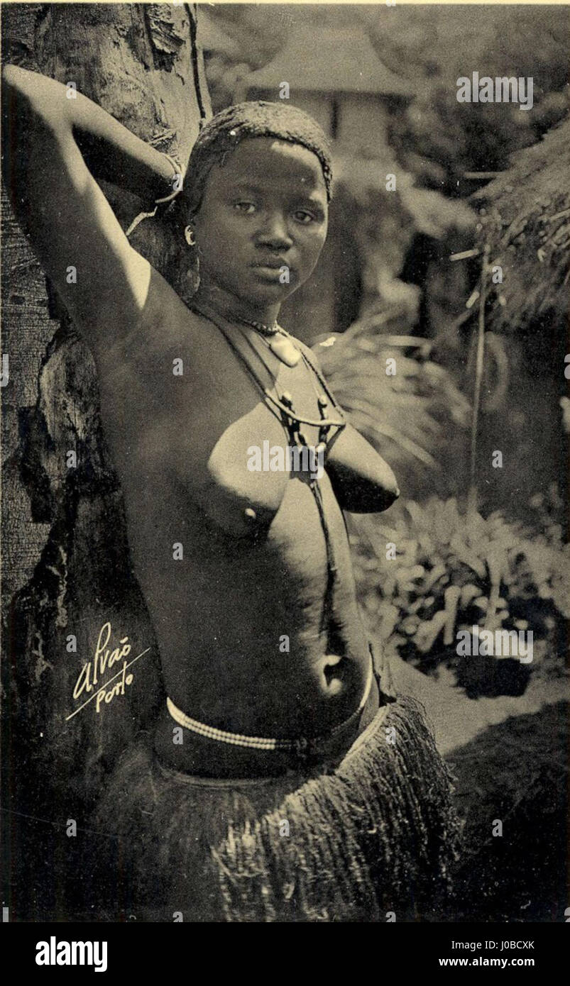 Le Exposición Colonial de 1934 en Espagne a présenté les territoires d'outre-mer de l'empire, avec des expositions sur des sujets coloniaux et mettant en valeur la culture et les ressources des colonies espagnoles. Il met en lumière les expositions coloniales des années 1930 et leur rôle dans la construction de l'empire. Banque D'Images