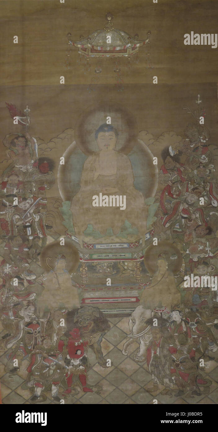 La Triade Shaka avec seize divinités du Sutra Mahaprajnparamita est une sculpture bouddhiste significative représentant le Bouddha historique Shakyamuni entouré de seize bodhisattvas. La pièce reflète les enseignements bouddhistes et l'iconographie. Banque D'Images