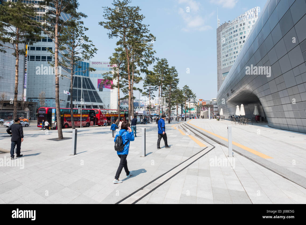 Les habitants et les touristes à pied par le parc de conception Dongdaemun (DDP), planifié par Zaha Hadid avec un neofuturistic design. Banque D'Images
