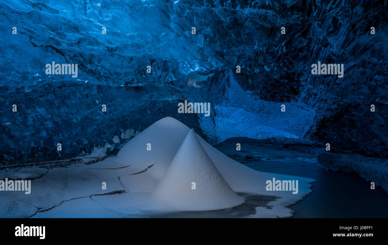 VATNAJOKUL, ISLANDE : pilier de la neige à l'intérieur du glacier. La lumière du soleil frappant l'intérieur d'une grotte de glace a transformé un monde gelé bleu normalement dans ce qui ressemble à un glacier d'or. D'autres images prises depuis l'intérieur de la formation de gelée vont de l'Explorers, qui comprennent les touristes britanniques, au chaud avec un feu en profondeur dans l'exploration souterraine et de murs de neige puissant piliers. Guide de montagne Runar Einar Sigurdsson (47) de l'Oraefi, l'Islande a pris les coups à la grotte de glace en cristal de Vatnajokull, 50-miles de la plus proche ville Hofn, dans le sud-est de l'Islande. Banque D'Images