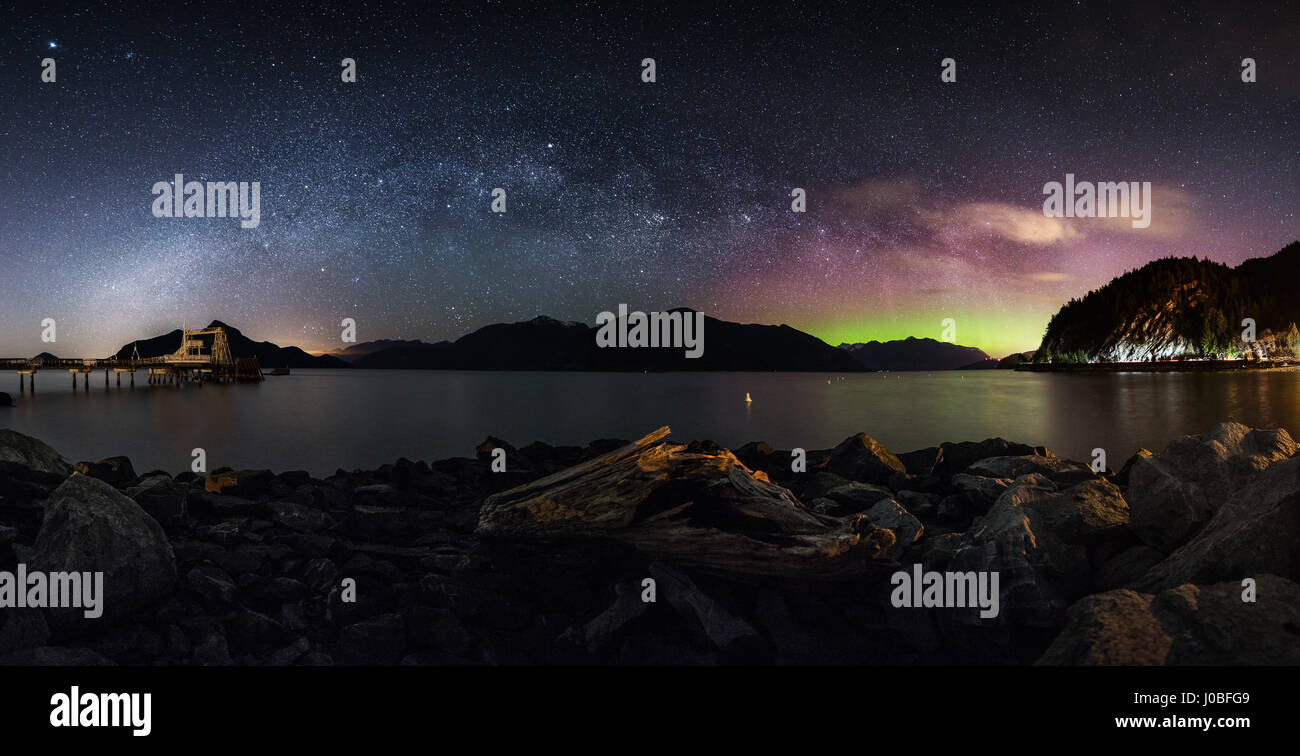 OSOYOOS, Canada : un grand angle shot montre le lever du soleil sur un lac. Un passage à travers la nuit BLOODMOON ciel avec une ville illuminée ci-dessous a été pris dans toute sa gloire à l'heure des fantômes d'exactement 5h00. D'autres photos montrent magnifique paysage de la photographie de la majestueuse Voie Lactée dominant l'horizon pour le Fiery Morning Sunrise. Photographe basé à Vancouver Bun Lee (46) a eu l'incroyable photos composites dans et autour de la ville d'Osoyoos, dans l'ouest de l'état de la Colombie-Britannique. Banque D'Images