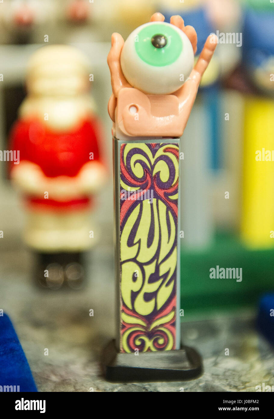 BURLINGAME, Californie, USA : L'Ultime collection Pez avec plus de 1000 variétés dans chaque distributeur disponible total en vedette jamais vendu. À partir de l'œil en forme de bille-sinistre et Alien head candy dispensers à ce qu'aujourd'hui ressemblent à des visages emoji rire et pleurer, cet étrange collection montre à quel point un homme peut être obsessionnelle à propos de ces objets qui ont été en production pendant 60 ans. D'autres photos montrent les distributeurs avec des personnages familiers Casper the Friendly Ghost, Micky Mouse et Popeye. Pez Memorabilia Museum propriétaire Gary Doss construit sa collection de plus de 22 ans doux-fr Banque D'Images