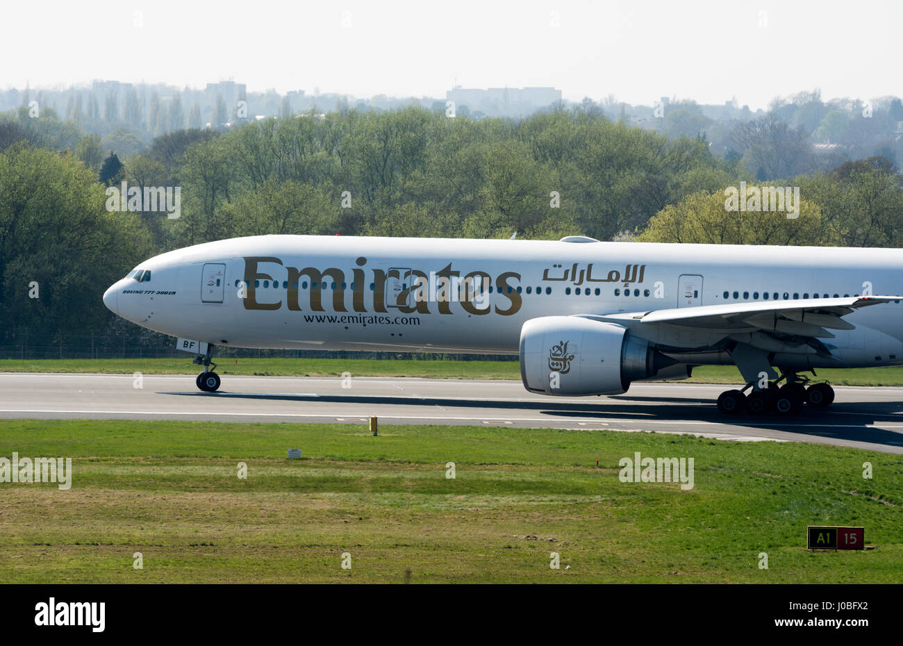 Unis Boeing 777 prêt au décollage à l'aéroport de Birmingham, UK (A6-EBF) Banque D'Images