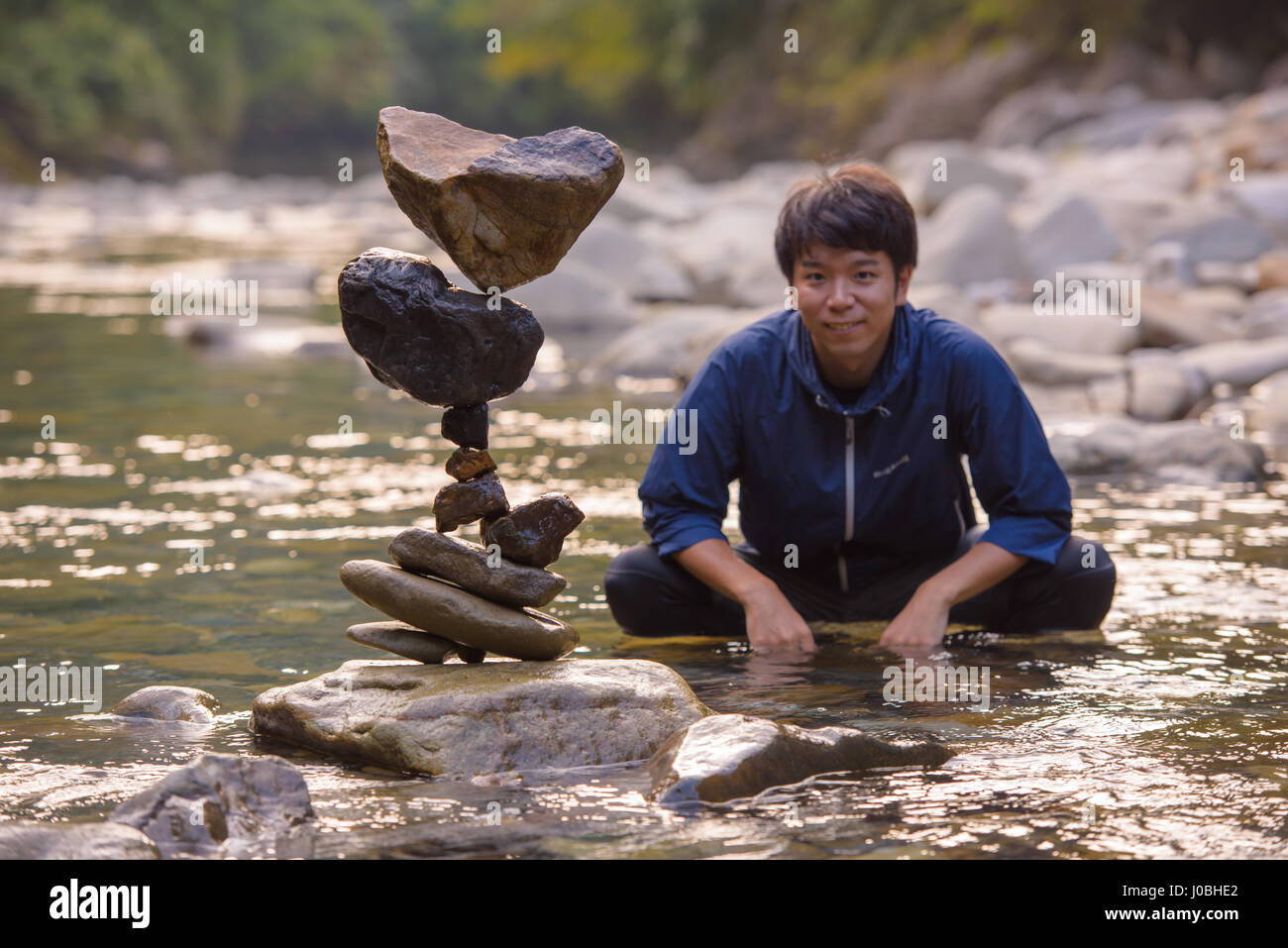 YASUKAWA VALLEY, LE JAPON : incroyables photos et vidéo ont captivé l'Exploits défiant la gravité d'un homme qui se qualifie lui-même d'un artiste rock balancing. L'incroyable vidéo montre des pierres de plus en plus d'être équilibré sur les plus petites pierres à angles près d'impossible. L'hallucinant d'abandonner les structures semblent les lois de la physique que l'artiste soldes lentement mais sûrement des pierres dans un manière apparemment contre nature. Les séquences ont été tournées dans la vallée Yasukawa, le Japon par l'équilibrage de rock local artist Kokei Mikuni (30) de à Yuasa-Cho. Banque D'Images