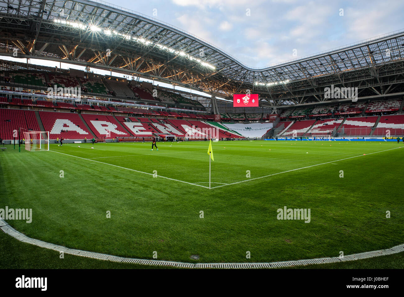 Arène de Kazan, a ouvert ses portes en 2013 avec une capacité de 45 000. C'est le foyer de Rubin Kazan. Avec précision soviétique images montrent à quel point les deux grands stades pour la Coupe du Monde de 2018 sont polies à la perfection avec le reste bien sous la voie. Contrairement aux précédents travaux d'infrastructure pour la farce et de l'Afrique du Sud brésilien des Coupes du monde, les images montrent qu'en Russie les 45 000 places, stade de Kazan Rubin Kazan, et le Otkrytiye Arena, domicile de Spartak Moscou, ont déjà été effectuées. D'autres images montrent le stade olympique Luzhniki de Moscou, qui est l'objet d'une rénovation complète et a 3 Banque D'Images