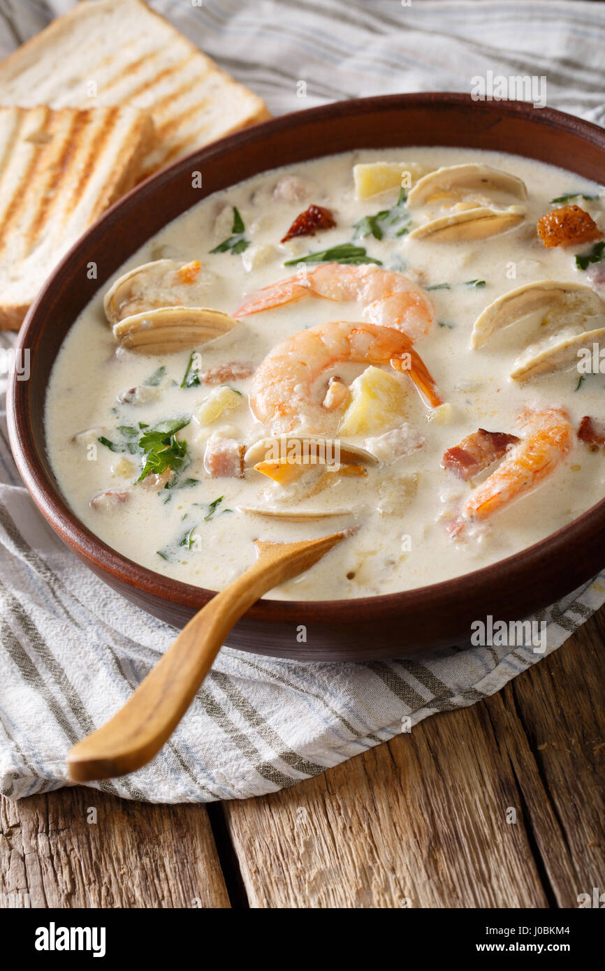 New England Clam Chowder soup close-up sur la table verticale. Banque D'Images